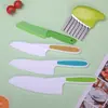 Spot de fábrica cortador de frutas de plástico de seguridad para niños juego de tres piezas cortador de pasteles herramientas para hornear cuchillo de pan