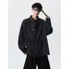 Camisa de cuello con teñido anudado estilo retro americano con botones metálicos para hombre, camisa casual de otoño para el trabajo con un look fresco y elegante