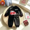 Conjunto nuevo estilo 2026 para niños con forro polar, sudadera holgada de dibujos animados de moda otoño/invierno y pantalones jogger, conjunto de dos piezas, venta al por mayor