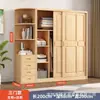 Armario de puerta corredera de madera maciza con compartimentos abiertos laterales, cajones y un armario superior - un armario de almacenamiento de puerta corredera de gran capacidad