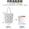 Solo se incluye la bolsa interior - La bolsa exterior no está incluidaSoporte para Bolso de Hombro Blocky de Issey Miyake