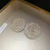 Aretes redondos europeos y americanos transfronterizos con tachuelas de plata, simples y elegantes, lujo ligero con un toque de alta gama, diseño único y de nicho