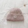 Parche Bordado con Letra Gorro de Punto para Mujer de Gran Circunferencia de Cabeza, Nuevo Estilo Otoño e Invierno, Adecuado para Estudiantes y Parejas, Cálido y Versátil, Hace que la Cara Parezca Más Pequeña