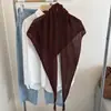 Chal de punto de lana de alta gama con diseño de triángulo hueco para mujer, otoño, versátil, tacto de alta gama, bufanda tipo chal con borlas, calentador de cuello
