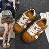 Novos sapatos casuais esportivos de outono que aumentam a altura, versáteis, tênis de sola grossa para mulheres, sapatos de treino alemães, vermelho