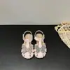 Sapatos de Princesa para Meninas 2026 Verão Novo Estilo Sandálias Super Brilhantes com Decoração de Borboleta e Velcro Sapatos Fofos para Bebês e Crianças