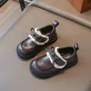 Sapatos de couro com acabamento em renda para meninas, nova coleção de outono, com laço, estilo preppy, sapatos de princesa de sola macia, sapatos pretos de performance para crianças