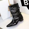 Estilo europeu e americano, botas de moto da moda para mulheres, com bico fino, salto grosso e design de botinha com detalhes plissados, perfeitas para outono e inverno.