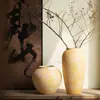 Jingdezhen Cerámica Minimalista Moderna Florero Amarillo Cálido Fresco Recipiente para Arreglo Floral Casa de Huéspedes Hotel Adorno de Decoración Suave Envío Gratis