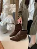Botines Cortos de Tacón de Aguja Cuadrado, Estilo Europeo y Americano, Otoño/Invierno 2026, con Suede Fruncido, Diseño de Moda