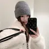Gorro de Punto Cálido Estilo Coreano con Bordado de Letras para Mujer Sentido del Diseño Gorro de Lana Engrosado Transpirable Protección para los Oídos Cubre Cabeza Beanie