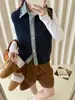 Colete de Tricô Patchwork em Jeans Estilo Europeu 2026 Outono/Inverno Nova Cor Color Block Gola Lapela Sem Mangas Camisa Colete em Camadas para Mulheres