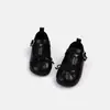 Sapatos de couro com laço para meninas, sapatos de princesa, sapatilhas novas de verão 2026, sapatos de calçar macios, mocassins de cano baixo infantis