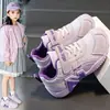 Tênis esportivo slip-on para outono e inverno para meninos e meninas, sapatos infantis de couro com solas macias, sapatos casuais antiderrapantes, modelo novo da moda 2026