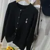 Cardigan de Tricô com Ponto Trançado, Gola Redonda, Manga Longa, Bordado de Nicho da Moda para Mulheres, Nova Peça Versátil, Emagrecedora e Tendência para Este Outono