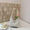 Versión coreana 2026 nueva bolsa tejida simple versátil hecha a mano, bolsa de dumplings para vacaciones, bolso de hombro de nicho, bolso de mujer de moda