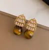 Brincos de renda vazada estilo retrô francês com zircônias cúbicas e pedras de olho de tigre, em uma paleta de cores Melard, oferecendo um visual luxuoso e sofisticado, e um acessório da moda