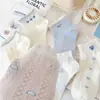 Calcetines de encaje blanco y azul con forma de corazón para mujer, calcetines cortos, nuevo estilo popular primavera-verano 2026, estilo lindo de torsión tejido al revés, calcetines de corte bajo