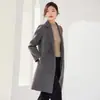 Abrigo de cachemira de doble cara de longitud media ajustado para otoño e invierno para mujer en color camel con cuello de solapa, abrigo de lana de alta gama para temporada baja