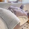 Conjunto de Quatro Peças em Malha Leite com Listras Catiônicas Outono/Inverno Espessado Quente Coral Fleece Flanela Dupla Face Roupa de Cama