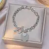 Pulseira Cruzada Europeia e Americana de Aço Titânio Nova, Não Desbota, para Mulheres, Fashion, Versátil, de Alto Padrão, Pulseira de Luxo Leve, Não Desbota