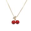 Colar Feminino Casual e de Alto Padrão de Nicho Design Geométrico com Pedra Cereja Corrente Longa para Clavícula Colar Versátil para Mulheres