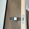 Fabricante de Puertas de Madera Maciza de Nogal de Foshan Puerta Compuesta Ajustada Puerta Pintada Puerta Moderna Simple Tallada Puerta Interior Puerta de Dormitorio