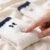 Meias quentes antiderrapantes resistentes ao desgaste de cano médio meias de pelúcia outono e inverno casa casual meias de casal estilo moderno