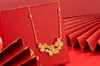 Mismo Estilo que el Usado en Joyerías, Estilo Antiguo Oro Arena Tres Vidas Tres Mundos Flor de Melocotón Floreciente Collar, Cadena Integrada, Serie de Bodas