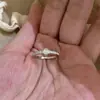 Popular en Xiaohongshu: Anillo pequeño de cubo para mujer con un diseño de nicho, lujo ligero, deslumbrante arreglo de diamantes, anillo ajustable para el dedo índice, moderno