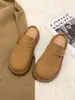 Sandalias de mujer versátiles slip-on para exteriores, estilo retro con cinturón, nuevo estilo, hebilla, suela gruesa, punta cerrada, medias pantuflas para otoño, estilo perezoso