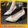Impresionantes y versátiles zapatos de novia con un toque de alta gama, zapatos de salón de punta fina con perlas, nuevos tacones altos versátiles de verano 2025