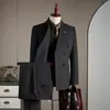 Nuevo Traje de Tres Piezas a Rayas para Hombre 2025 Traje de Negocios a Medida de Alta Calidad con Solapa de Muesca de Doble Botonadura