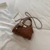 Bolso pequeño muy elegante y atractivo, nuevo bolso de moda otoño 2026 de un solo hombro cruzado, cadena con patrón de diamantes, bolso cuadrado pequeño único