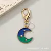 Llavero de luna creciente y estrella bicolor, colgante para mochila de estilo coreano con bloques de color de estrella y luna con cierre de mosquetón, pequeño regalo