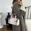 Nova Bolsa de Mão Color Block de Grande Capacidade Feminina Bolsa Cilíndrica Versátil Casual Transversal de Tecido Bolsa Transversal de Viagem com Múltiplos Bolsos