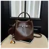 Bolso cubo retro popular transfronterizo para mujer, nuevo modelo 2026, bolso cruzado con sensación de alta gama, bolso de mano y bolso de hombro para mujer, moderno para ir al trabajo