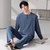 Pijama masculino popular de algodão puro, novo modelo 2026, de manga longa e calça comprida, adequado para adolescentes usarem fora de casa, roupa casual simples para casa