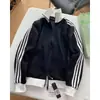 Chamarra deportiva azul marino estilo americano de corte ajustado para hombres y mujeres, sudadera casual de otoño con tres rayas en contraste y cuello alto, moderna