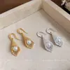 Pendientes de aro de encaje hueco con circonita de lujo ligero estilo francés con un diseño único, exquisitos y versátiles, pendientes elegantes