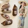 Birkenstocks Fofos de Desenho Animado para Meninas Primavera e Outono 2025 Novos Sapatos Individuais Respiráveis Versáteis Antiderrapantes para Meninos Mocassins