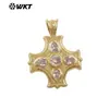Wt-P2118 Clásico Exportación Más Vendido Forma de Cruz Latón Circonita Incrustada Texturizado Colgante Joyería DIY Producto Semi-Terminado