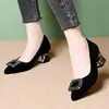 Elegantes zapatos de mujer con pedrería estilo francés, nuevo modelo otoño 2026, zapatos de gamuza para mujer con punta cuadrada, tacones altos gruesos negros sin cordones