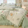 Juego de Cama de Terciopelo de Leche de Cuatro Piezas con Encaje, Colcha Acolchada de Invierno de Alto Peso, Terciopelo de Bebé Acolchado, Juego de Tres Piezas de Almohada para Estudiantes