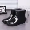 Botas de lluvia para hombre, antideslizantes, altura media hasta la pantorrilla, botas de goma de caña alta, adecuadas para sitios de construcción, con forro adicional para abrigar, engrosadas para mayor durabilidad y con una suela de goma resistente.