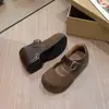 Novos sapatos baixos femininos estilo Birkenstock com fivela, solas macias, confortáveis e não cansativos, sapatos baixos para aumentar a altura 2026 para primavera e verão, acabamento em camurça