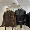 Jaqueta Nova de Primavera de 2026, Curta, Emagrecedora, com Bolsos Duplos, para Mulheres Baixas, com Cintura de Amarração, Casaco de Couro