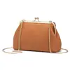 Bolso para mujer de cuero vacuno de capa superior, nuevo, gran capacidad, versátil, de hombro y cruzado, bolso de mano tipo clip de lujo ligero con cadena