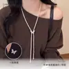 Un collar de trébol de cuatro hojas de diamante púrpura de dos vías, diseño desmontable, cadena larga versátil para suéter para mujer, accesorio popular de lujo ligero