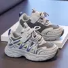 Novos estilos de primavera e outono de tênis esportivos infantis: tênis retrô estilo "dad shoes" para meninos e meninas, com malha respirável e fechos de velcro, adequados para crianças mais velhas